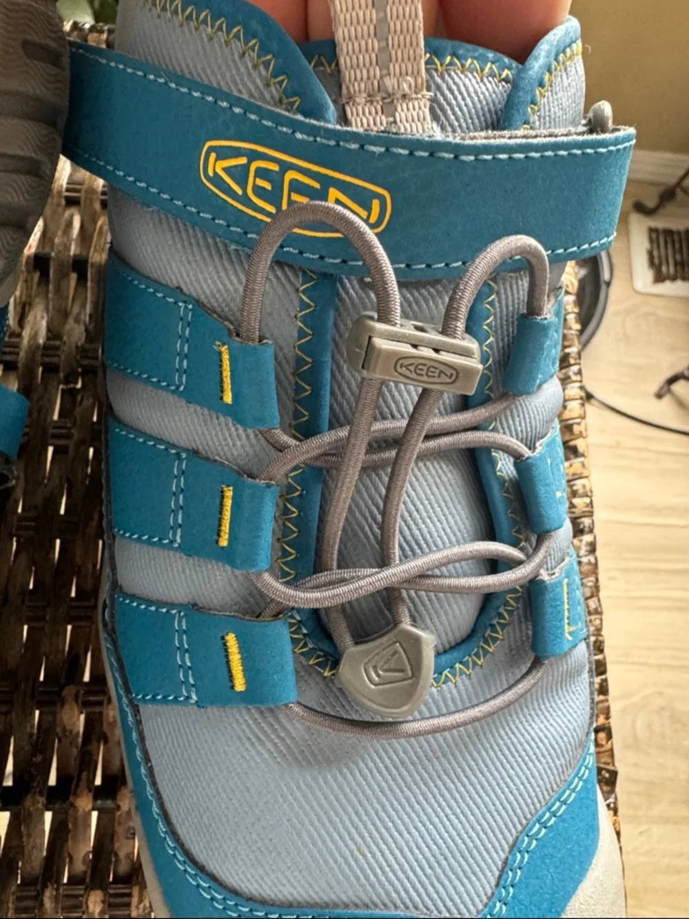 KEEN Knotch Hollow sneakers adjustable Velcro strap Youth Size 7
